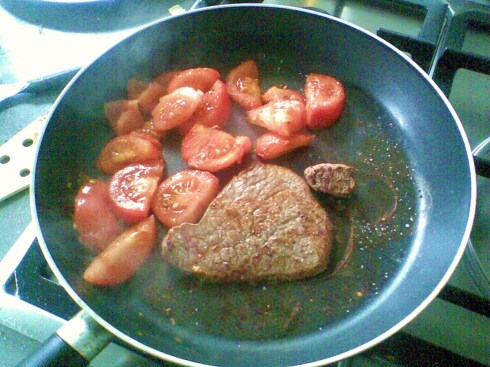 Rosbief met meegebakken tomaatjes en restje biefstuk.